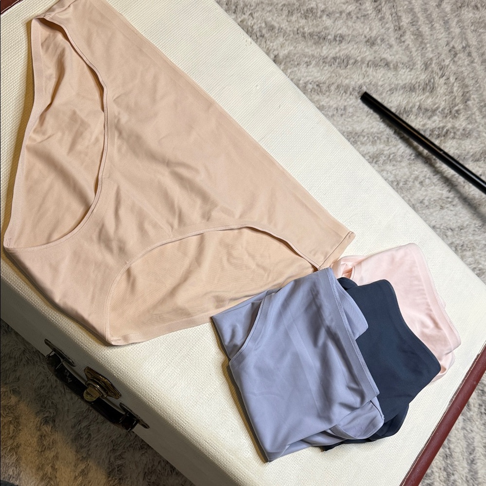 Halston Heritage Seamless Underwear NWOT X4
